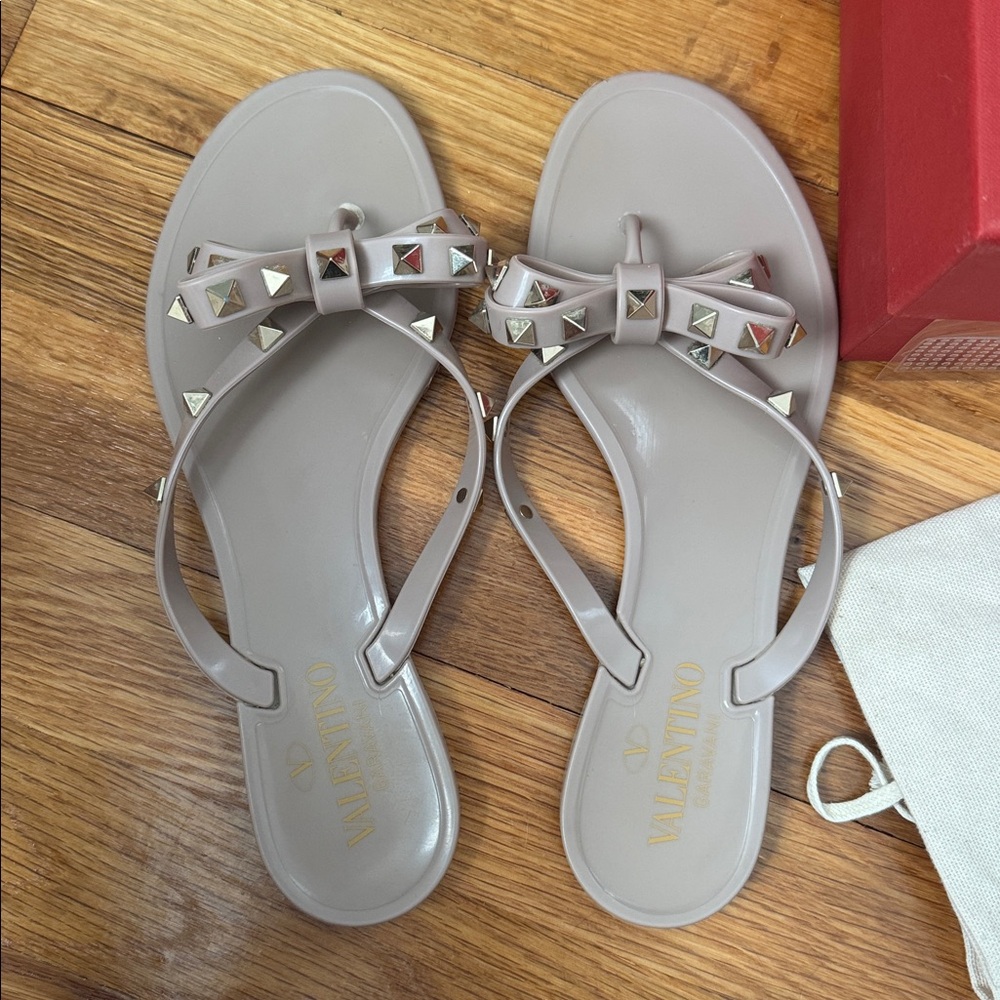 Valentino Garavani Rockstud Bow Jelly Flip Flops - Picture 3 of 7